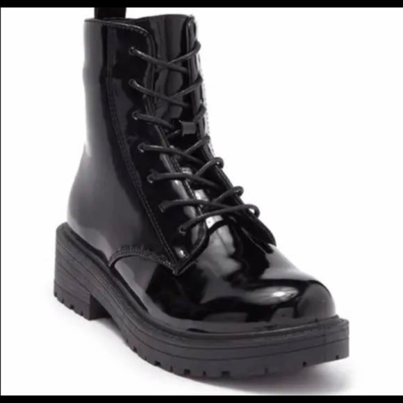 Wanted Shoes - Women’s Patent Leather Wanted Boots Size 8 Winter Boots Snow